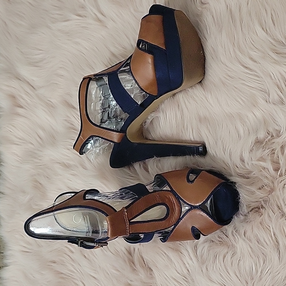 Tan/Navy Blue Heel. Size 81/2 - Picture 4 of 4